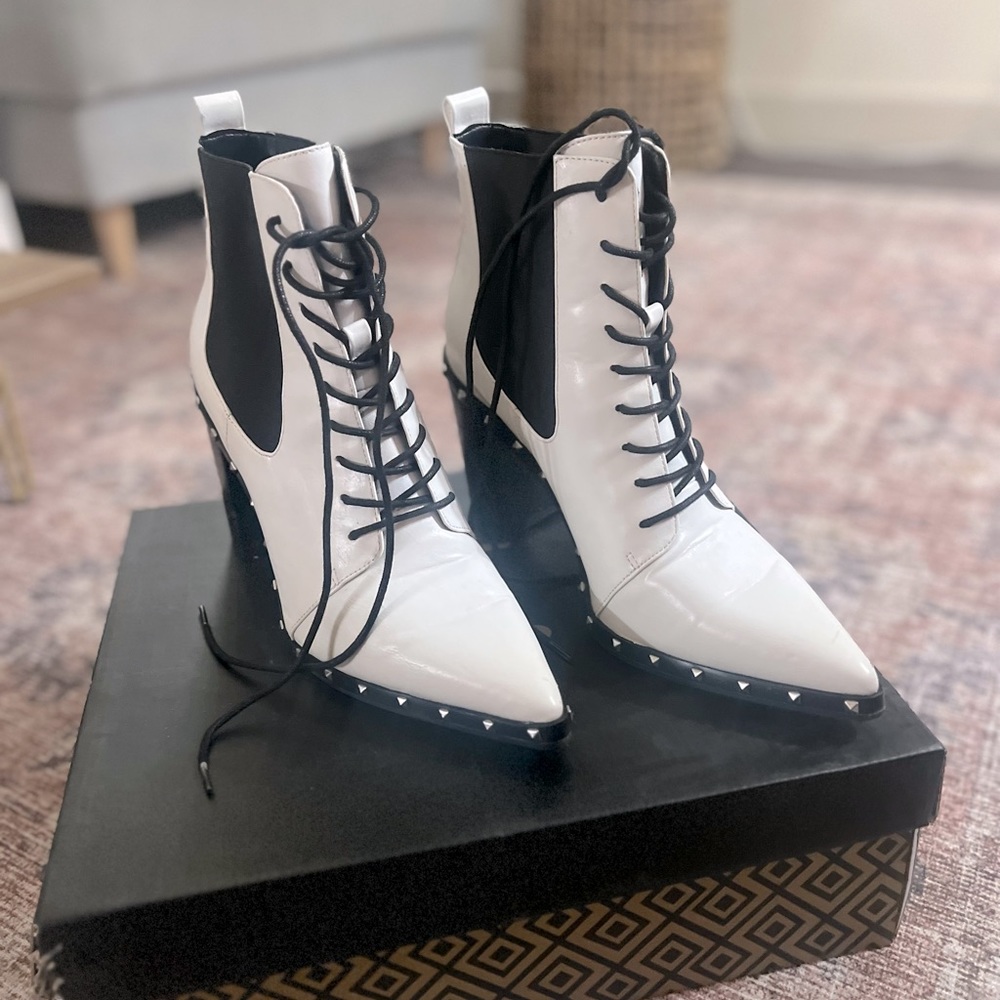 Charles by Charles David Jetsetter Croco-Embossed Lace-Up Ankle Boot size 9.